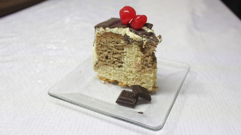 Postre de Pastel de Chocolate con Cerezas